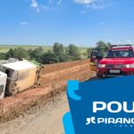 Caminhão com 6,5 toneladas de lixo tomba e deixa motorista ferido em Rio das Pedras