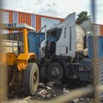 Motorista é socorrido em estado gravíssimo após caminhão invadir empresa de Piracicaba