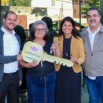 Vencedora da rifa recebe as chaves do apartamento sorteado na Festa das Nações de Piracicaba