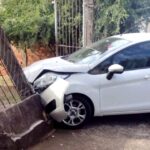 Em Piracicaba, mulher invade calçada com veículo e derruba muro de UBS