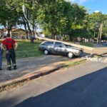 Carro estacionado perde freio, desce rua de Piracicaba e derruba poste