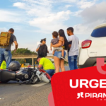 Cantor fica ferido após motocicleta colidir contra lateral de carro em Piracicaba (SP)