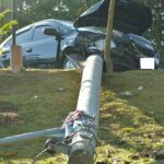 Mulher perde controle da direção, colide veículo e derruba poste em Piracicaba