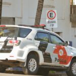 Motociclista morre ao colidir com veículo estacionado durante fuga da polícia em Piracicaba