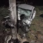 Jovem sofre traumatismo após destruir carro contra poste na madrugada