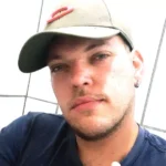 Jovem de 24 anos morre após bater cabeça em árvore em acidente de motocicleta