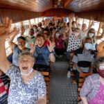 280 idosos fazem passeio de Trenzinho Turístico por cartões-postais de Piracicaba (SP)