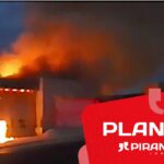 Piracicaba (SP): fogo em mato avança contra casas e mobiliza bombeiros