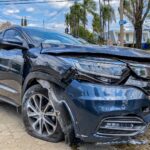 Em Piracicaba, idosa perde controle do carro, invade estacionamento de clínica e bate em muro