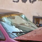 Indivíduos abandonam carro destruído e fogem após acidente em Piracicaba