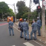 Homem que ameaçava se jogar de torre de alta tensão é resgatado com vida em Piracicaba
