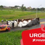 Carreta tomba em distrito de Piracicaba (SP); bombeiros resgatam vítima