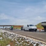 Em Piracicaba, carga de 8 mil latas de cerveja cai de caminhão e interdita faixa de rodovia