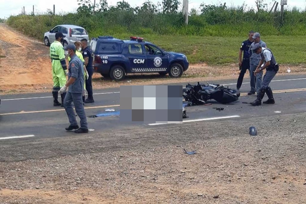 Motociclista de 22 anos morre após colidir com caminhonete