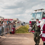 1,2 mil crianças e pessoas vibram com chegada de Papai-Noel no helicóptero Águia de Piracicaba