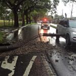 Poste cai sobre carro durante temporal em Piracicaba (SP)