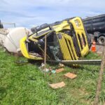 Motorista fica ferido após tombar caminhão com 25 toneladas de carga em Piracicaba (SP)