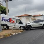Carro é jogado contra portão após forte colisão em Piracicaba