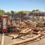 Em Piracicaba, carreta carregada com madeira tomba em viaduto e interdita avenida