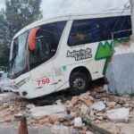 Ônibus desgovernado derruba muro em Piracicaba (SP); mulher é atingida