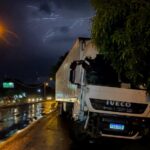 Piracicaba (SP): desgovernado, caminhão atravessa canteiro de rodovia e bate em carro com gestante