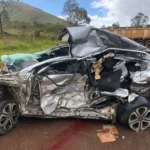 Carro fica destruído após acidente com sete mortos e feridos perto da fábrica da Coca-Cola