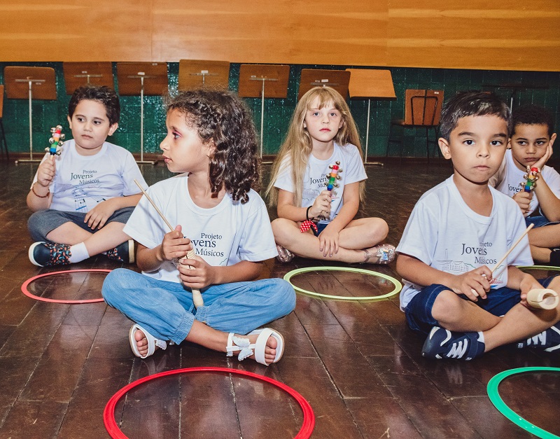 Crianças a partir de 5 anos podem participar das aulas de iniciação musical (Foto: Juliana Terra)