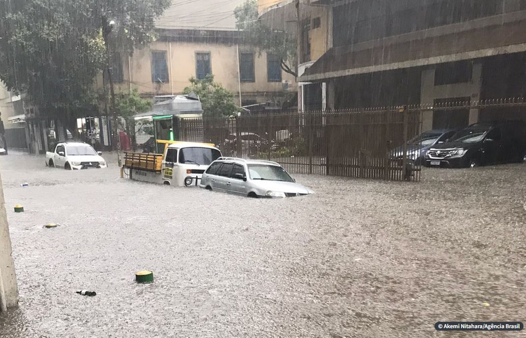 Homem e criança morrem durante temporal no Rio de Janeiro