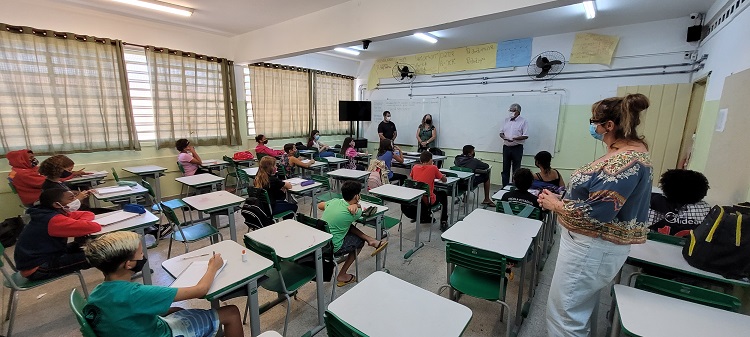 Equipe de Controle de Doenças visita escola que registrou surto de Covid-19 em Piracicaba (SP)