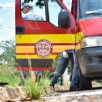 Mulher com filho no carro perde controle e colide contra poste em Piracicaba (SP)