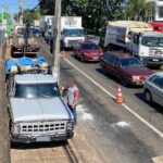 Em Piracicaba, caminhão perde freio e motorista colide contra muro para não atropelar pedestres