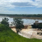 Rio Piracicaba sobe após pequena comporta de água se romper em um dos seus afluentes