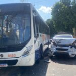 Motorista avança sinal vermelho e colide carro contra ônibus em Piracicaba (SP)