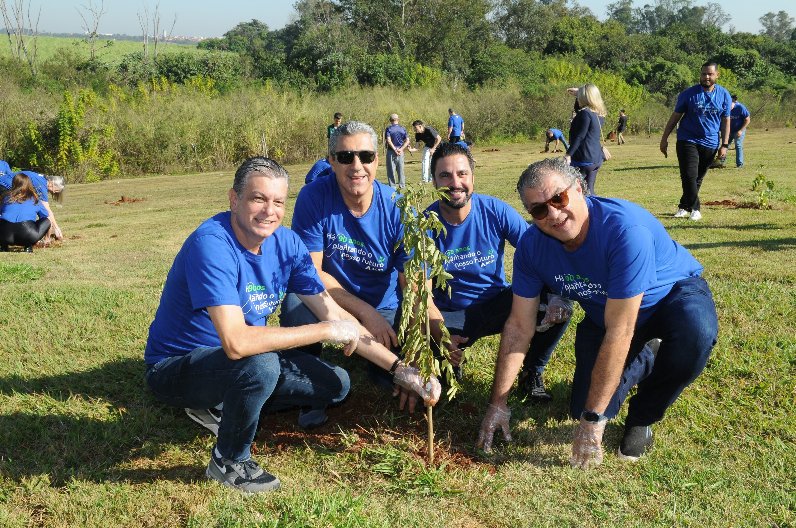 ACIPI planta 90 mudas de árvores em Piracicaba (SP)