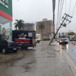 Poste fica ‘pendurado’ e carro destruído após acidente na Avenida Independência em Piracicaba (SP)