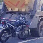 Motocicleta colide na traseira de caminhão caçamba em Piracicaba