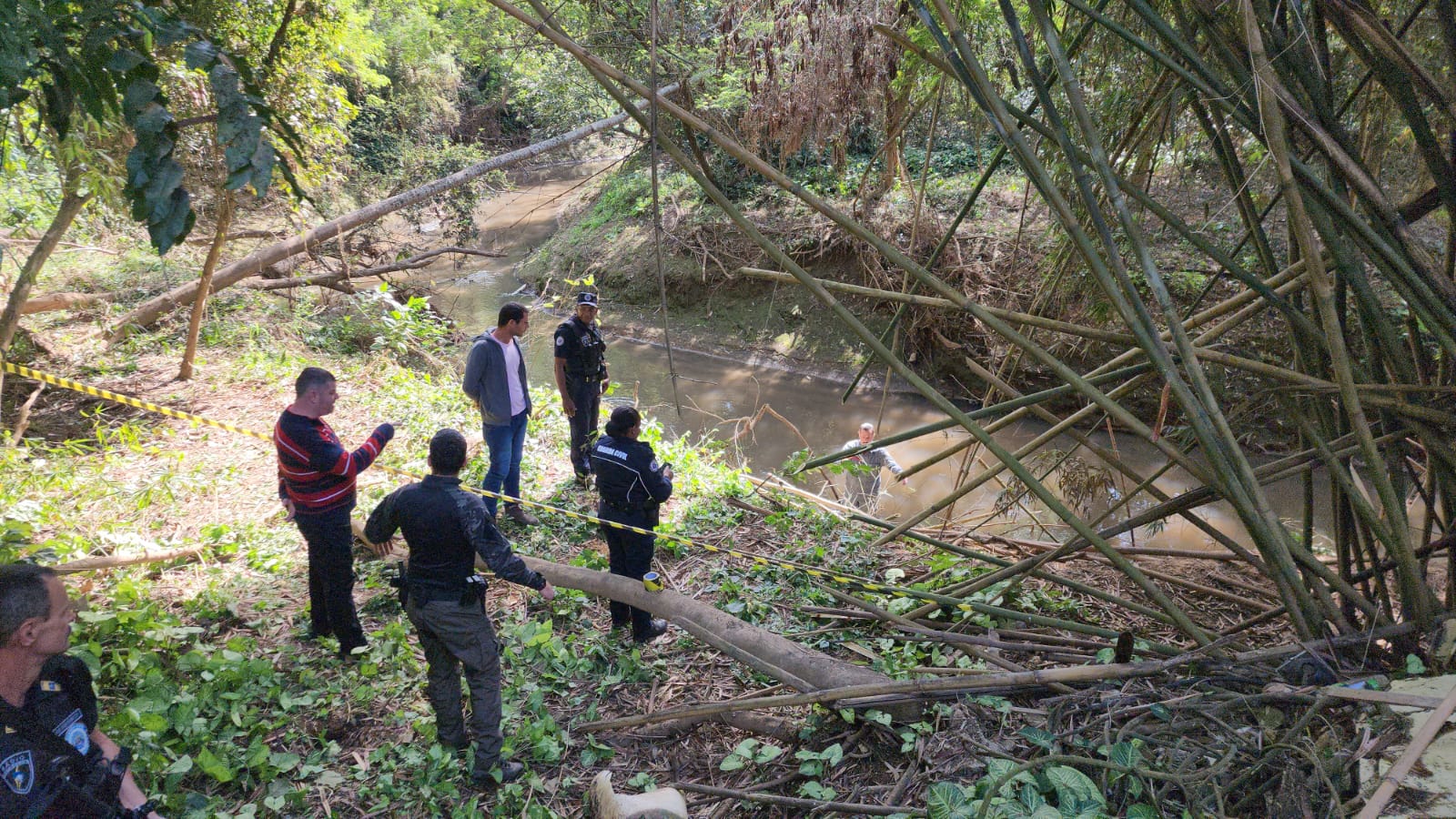 Cadáver é encontrado enroscado em galhos às margens de córrego nesta manhã (20)