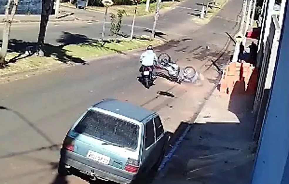 VÍDEO | Motociclistas sofrem grave acidente durante fuga da Guarda Civil; assista ao vídeo