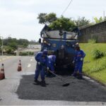 Mais de 30 vias receberam serviços de tapa-buraco na última semana em Piracicaba (SP)
