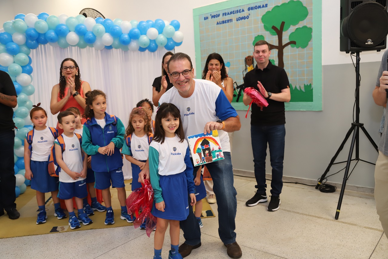 Escolas Municipais de Piracicaba iniciam distribuição dos kits de uniforme escolar