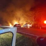 Criminosos roubam e incendeiam carro-forte, disparam tiros de fuzil e deixam cinco vítimas