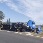 Caminhão carregado com 14 toneladas de papelão tomba em rodovia de Piracicaba (SP)