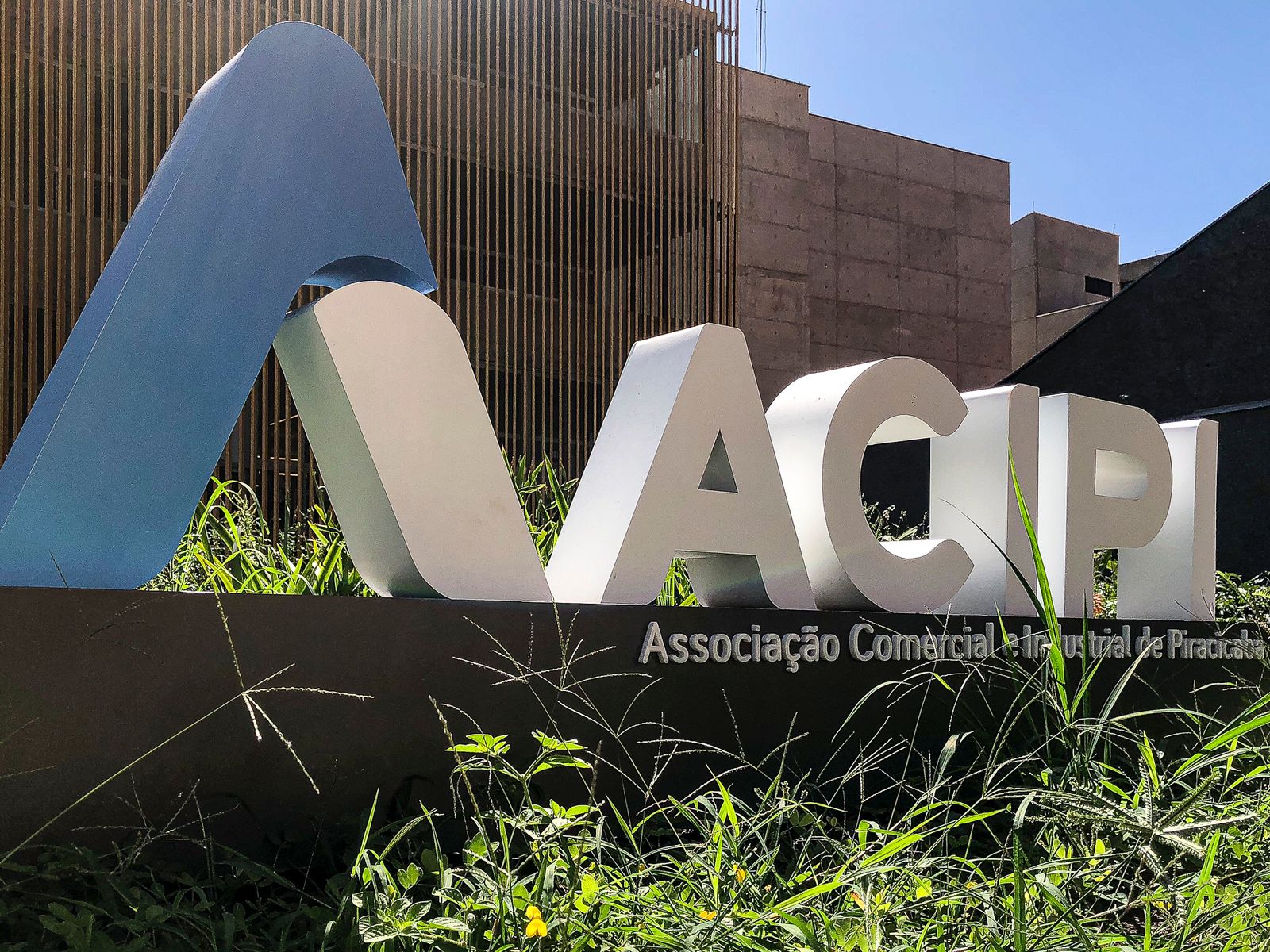 Mais de 30 vias receberam serviços de tapa-buraco na última semana em Piracicaba (SP)