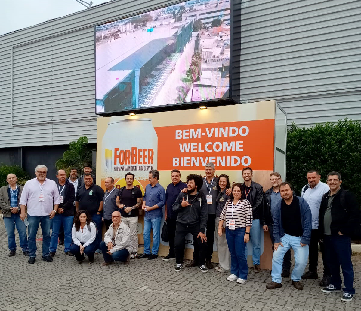 Comitiva piracicabana visita feira para a indústria de cerveja