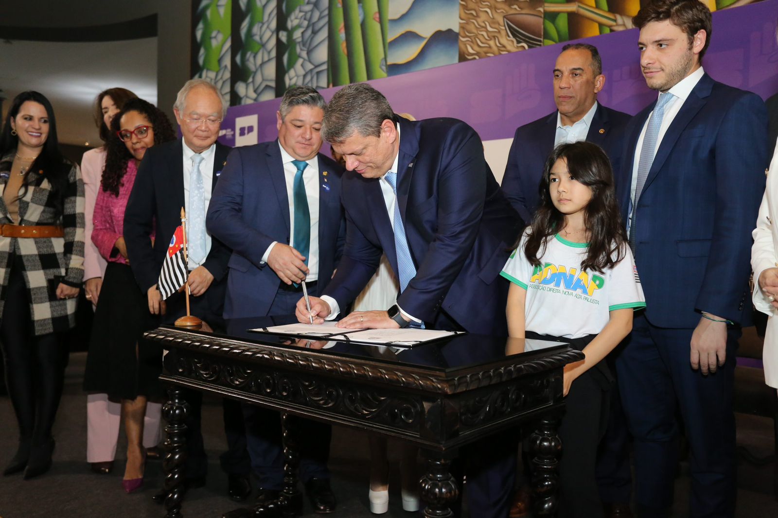 Governador de São Paulo sanciona lei para bares prestarem auxílio a mulheres em risco