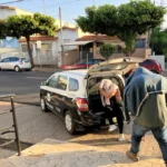 Criança sofre queimaduras graves após brincadeira com álcool e fogo; pais são presos