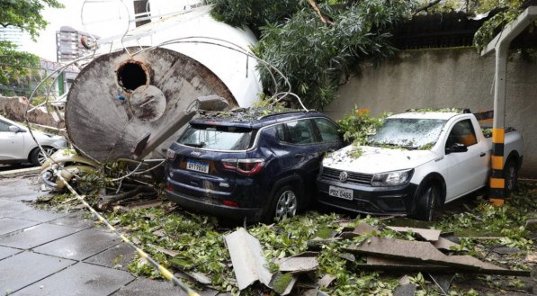Caixa de água do Pão de Açúcar desaba e esmaga carros; assista o vídeo
