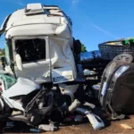 Acidente entre carro e caminhão mata três pessoas da mesma família