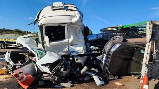 Acidente entre carro e caminhão mata três pessoas da mesma família