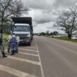 Semuttran faz operação especial com a PMR para fiscalizar veículos com carga excedente em Piracicaba